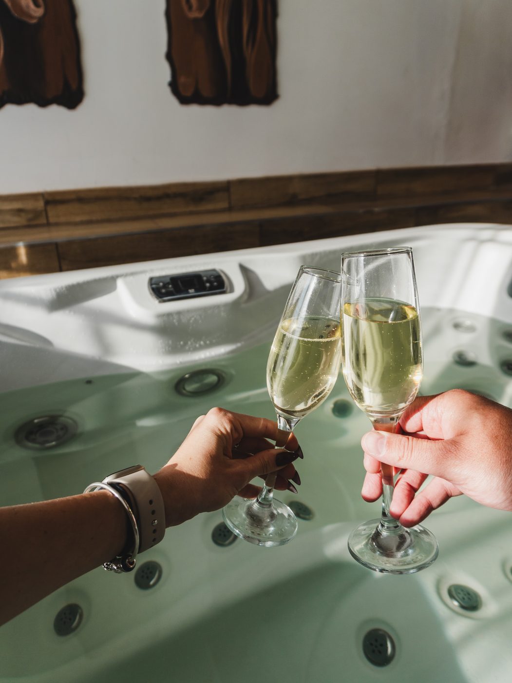 Přípitek ve vířivce přímo na apartmánu